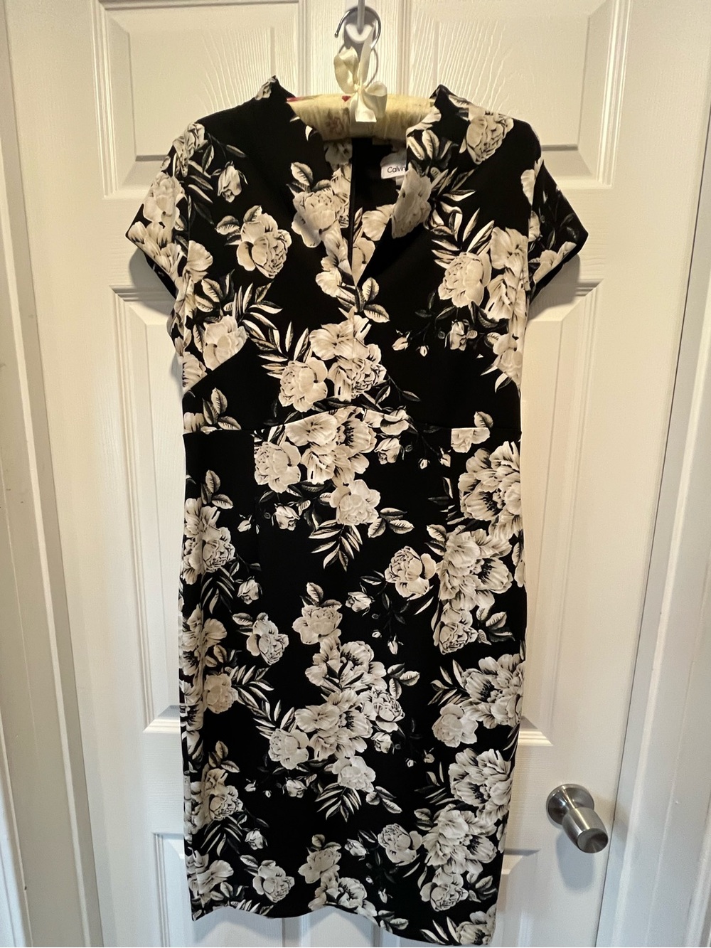 Calvin Klein Floral Sheath Dress
Size: 12
NWT